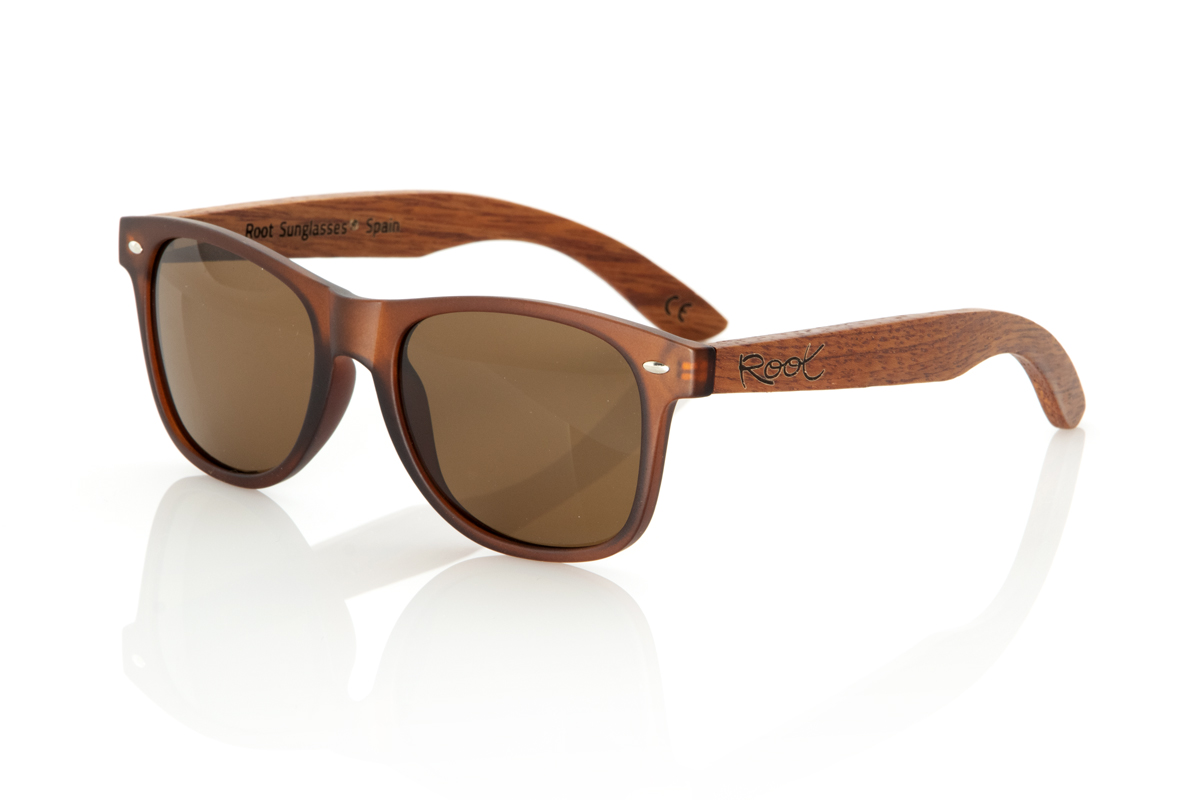 Wood eyewear of Walnut modelo SUN BROWN EP. The SUN BROWN EP sunglasses combine a classic design with a modern finish, featuring a matte brown frame. Complemented by walnut wood temples, these glasses not only stand out for their style, but also for their commitment to quality and sustainable materials. With measurements of 150x47 and a caliber of 52, they offer a comfortable fit and ample visual protection, perfect for any outdoor adventure or as a daily accessory. The SUN BROWN EP are the ideal choice for those looking to merge classicism and modernity in their personal style. | Root Sunglasses® 