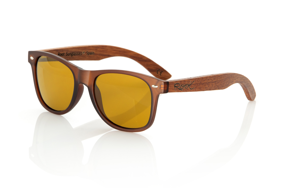 Wood eyewear of Walnut SUN BROWN EP. The SUN BROWN EP sunglasses combine a classic design with a modern finish, featuring a matte brown frame. Complemented by walnut wood temples, these glasses not only stand out for their style, but also for their commitment to quality and sustainable materials. With measurements of 150x47 and a caliber of 52, they offer a comfortable fit and ample visual protection, perfect for any outdoor adventure or as a daily accessory. The SUN BROWN EP are the ideal choice for those looking to merge classicism and modernity in their personal style. for Wholesale & Retail | Root Sunglasses® 