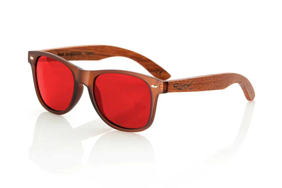 Gafas de Madera Natural de Walnut SUN BROWN EP. Las gafas de sol SUN BROWN EP combinan un diseño clásico con un acabado actual, presentando una montura marrón mate. Complementadas con patillas de madera de walnut, estas gafas no solo destacan por su estilo, sino también por su compromiso con materiales de calidad y sostenibles. Con unas medidas de 150x47 y un calibre de 52, ofrecen un ajuste cómodo y amplia protección visual, perfectas para cualquier aventura al aire libre o como complemento diario. Las SUN BROWN EP son la elección ideal para aquellos que buscan fusionar clasicismo y modernidad en su estilo personal. Venta al Por Mayor y Detalle | Root Sunglasses® 