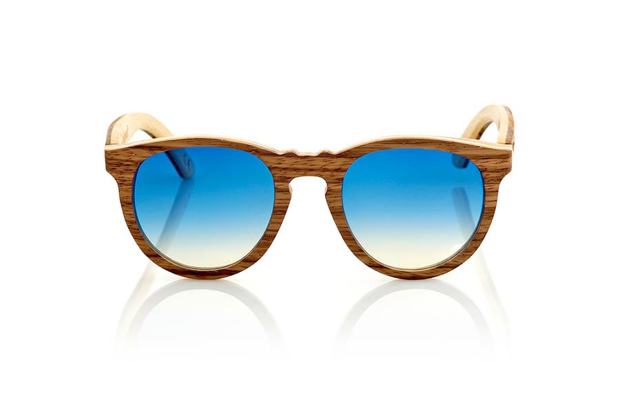 Gafas de Madera Natural de Zebrano MOJAVE. Las gafas de sol Mojave están fabricadas en madera de Zebrano y Arce combinadas. El frontal es de Zebra y la madera de Arce está intercalada en una lámina fina a modo sandwich las varillas se muestran en madera de zebra en el exterior y Arce en el interior lo que aporta a esta montura un un muy alto grado de resistencia. Se combinan con lentes CR39 NO Polarizadas en color degrado Azules o Marrones. La montura de formas redondeadas sientan bien a personas de ambos sexos. Las Sirio te sorprenderán por su combinación de maderas nobles y sus lentes CR39 NO polarizadas de colores en degradado. Medidas: 144x54mm Venta al Por Mayor y Detalle | Root Sunglasses® 