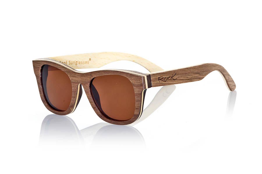 Gafas de Madera Natural de Nogal Negro SIRIO. Las gafas de sol Sirio están farbricadas con madera de Nogal y Arce combinadas. El frontal se muestra en madera de Nogal natural y lleva una fina capa de madera de Arce intercalada, mientras que las varillas llevan el interior con una capa de madera de Arce y el exterior una capa más fina de Nogal. Las ofrecemos con lentes Grises polarizadas.  Montura de formas clásicas del tamaño perfecto en una combinación elegante de maderas bellas y nobles que te sorprenderá. Medidas: 140x47mm Venta al Por Mayor y Detalle | Root Sunglasses® 