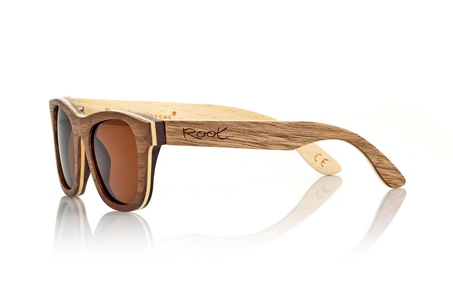 Wood eyewear of Black Walnut SIRIO. Sirio sunglasses are made of walnut and maple woods combined. The front is shown in natural walnut wood and wears a thin layer sandwiched maple wood, while the pins carried inside with a layer of maple wood and a thinner outer Nogal layer . The lenses offer brown or gray. Suitable for all kinds of people. You'll be amazed combining wood. Dimensions: 140x47mm for Wholesale & Retail | Root Sunglasses® 