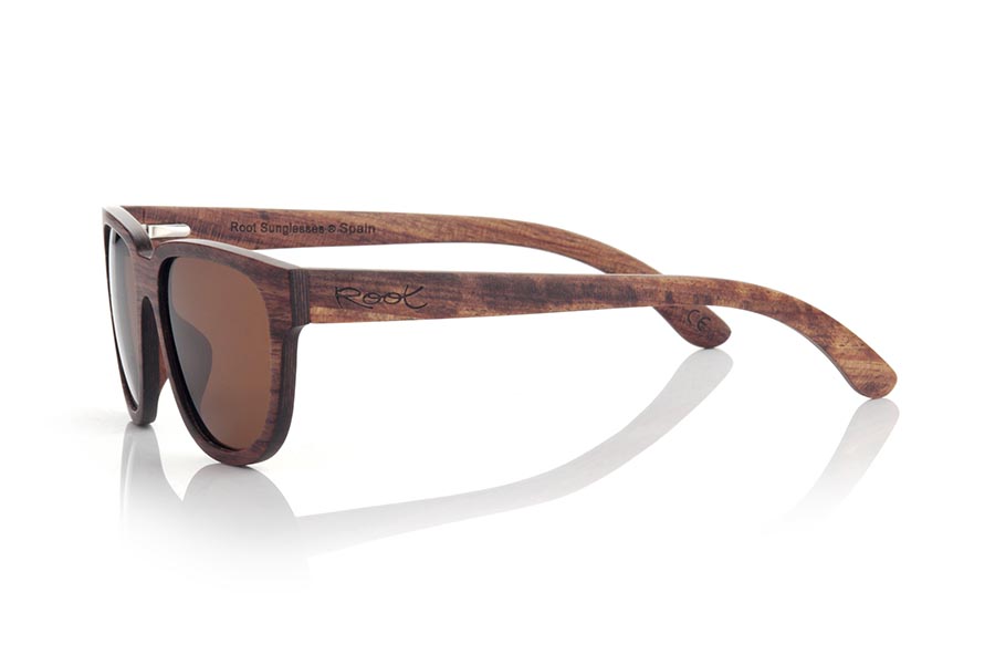 Wood eyewear of Rosewood LURE. New Lure sunglasses are made of laminated Rosewood, an elegant and sexy model lines made of wood is a beautiful rosewood and combined with gray or brown lenses. They will surprise its lines and the beauty of the whole. Front size 148x48mm for Wholesale & Retail | Root Sunglasses® 