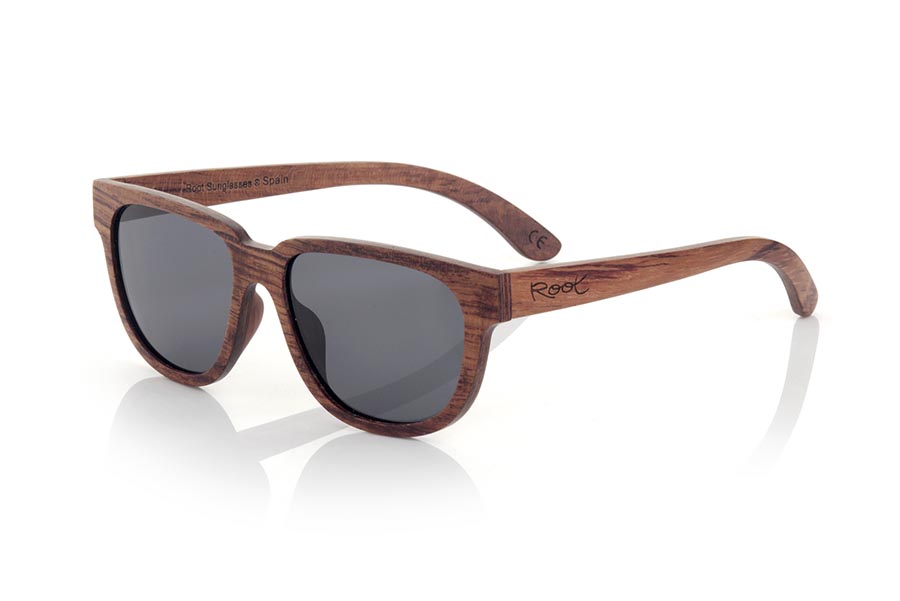 Wood eyewear of Rosewood modelo LURE. New Lure sunglasses are made of laminated Rosewood, an elegant and sexy model lines made of wood is a beautiful rosewood and combined with gray or brown lenses. They will surprise its lines and the beauty of the whole. Front size 148x48mm | Root Sunglasses® 