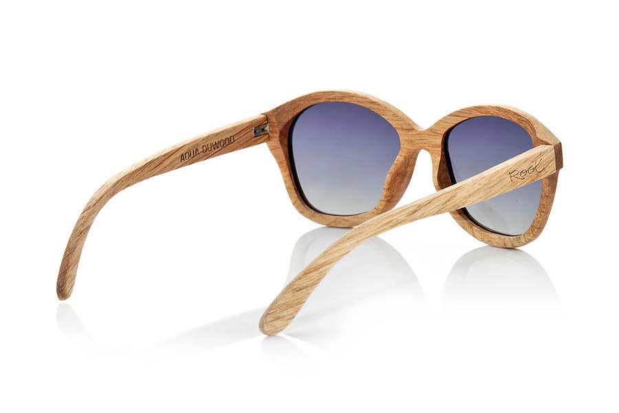 Gafas de Madera Natural de Dumu AOUA. Las gafas de sol Aoua están fabricadas a mano en madera Duwood, una madera clara con un aire a la madera de roble con un veteado más profundo, las combinamos con lentes Grises o marrones degradadas. Te sorprenderá su forma y la combinación de lentes degradadas. Medida frontal: 151x55mm Venta al Por Mayor y Detalle | Root Sunglasses® 