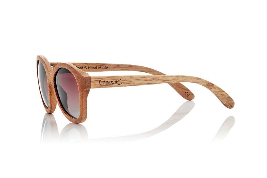 Gafas de Madera Natural de Dumu AOUA. Las gafas de sol Aoua están fabricadas a mano en madera Duwood, una madera clara con un aire a la madera de roble con un veteado más profundo, las combinamos con lentes Grises o marrones degradadas. Te sorprenderá su forma y la combinación de lentes degradadas. Medida frontal: 151x55mm Venta al Por Mayor y Detalle | Root Sunglasses® 