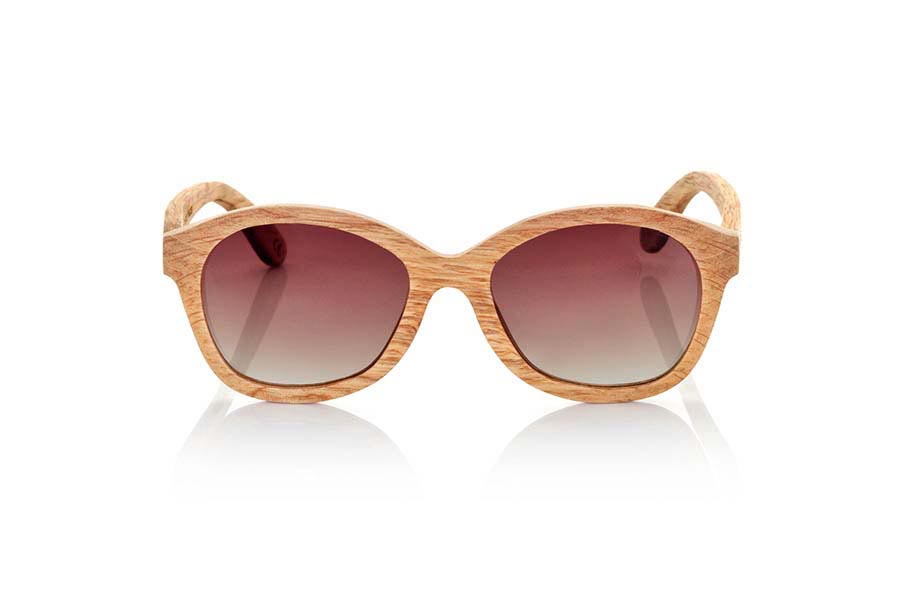 Gafas de Madera Natural de Dumu AOUA. Las gafas de sol Aoua están fabricadas a mano en madera Duwood, una madera clara con un aire a la madera de roble con un veteado más profundo, las combinamos con lentes Grises o marrones degradadas. Te sorprenderá su forma y la combinación de lentes degradadas. Medida frontal: 151x55mm Venta al Por Mayor y Detalle | Root Sunglasses® 