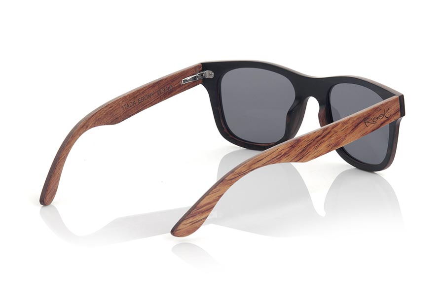 Gafas de Madera Natural de Ébano ITACA. Las nuevas gafas de sol Itaca están fabricadas en madera de Ébano y madera de Palisandro (Rosewood) laminadas combinadas, el Frontal de las Itaca es de madera de ébano con una lámina de madera de palisandro intercalada a modo de sándwich mientras que las varillas están completamente realizadas en madera de palisandro es un modelo de líneas clásicas y un tamaño optimizado en el montamos de serie 3 tipos de lentes Grises. Te sorprenderá la combinación de maderas su cuidada terminación, su forma y la variedad de lentes disponibles. Medida frontal: 143x47mm Venta al Por Mayor y Detalle | Root Sunglasses® 