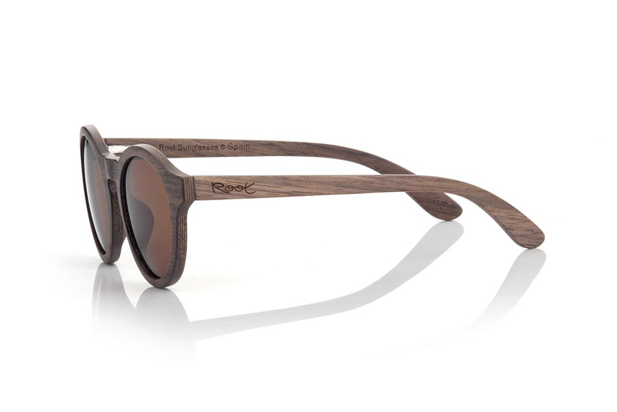 Wood eyewear of Black Walnut ARAPA. The New Arapa sunglasses are manufactured in layered Black Walnut wood, is a model of rounded shapes easy to carry and are combined standard with lenses Grey, Brown or Orange REVO. You'll love its shape, size and beauty of the walnut. Front Measure: 138x50mm for Wholesale & Retail | Root Sunglasses® 