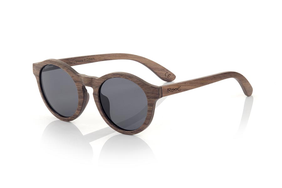 Gafas de Madera Natural de Nogal Negro modelo ARAPA. Las Nuevas gafas de sol de madera Arapa han sido fabricadas en madera de Nogal Negro Laminada, es un modelo de formas redondeadas muy fácil de llevar y están combinadas de serie con lentes Grises, Marrones o Naranja REVO. Te encantarán sus forma tamaño y la belleza de la madera de nogal. Medida Frontal: 138x50mm | Root Sunglasses® 