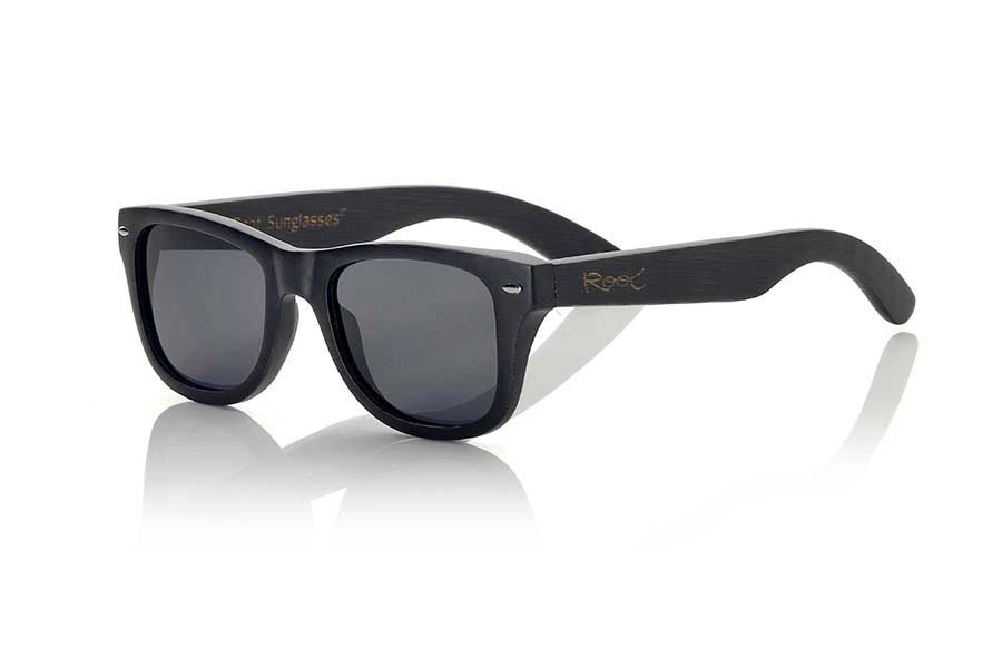 Gafas de Madera Natural de Bambú BLACKCAT II. Las gafas de sol Blackcat II están fabricadas en madera de bambú tintada en negro, es un modelo clásico de medidas optimizadas y ultra ligero combinado de serie con lentes Grises o Azul REVO que te sentará estupendamente. Medida Frontal: 146x47mm Venta al Por Mayor y Detalle | Root Sunglasses® 