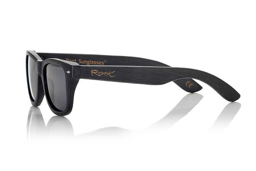 Gafas de Madera Natural de Bambú BLACKCAT II. Las gafas de sol Blackcat II están fabricadas en madera de bambú tintada en negro, es un modelo clásico de medidas optimizadas y ultra ligero combinado de serie con lentes Grises o Azul REVO que te sentará estupendamente. Medida Frontal: 146x47mm Venta al Por Mayor y Detalle | Root Sunglasses® 