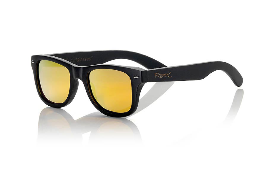 Gafas de Madera Natural de Bambú BLACKCAT II. Las gafas de sol Blackcat II están fabricadas en madera de bambú tintada en negro, es un modelo clásico de medidas optimizadas y ultra ligero combinado de serie con lentes Grises o Azul REVO que te sentará estupendamente. Medida Frontal: 146x47mm Venta al Por Mayor y Detalle | Root Sunglasses® 