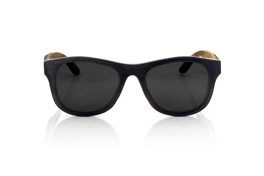 Gafas de Madera Natural de Wenge SECHURA. Las gafas de sol Sechura están fabricadas en madera de Wenge, Arce y Zebra combinadas. El frontal de las Sechura es de madera de Wenge en la parte exterior y madera de zebra en el interior el frontal lleva intercalada una capara fina de madera de arce clara. Por su parte las patillas están fabricadas con madera de Wenge en el exterior y zebrano en el interior. Te sorprenderá la calidad de esta montura y la combinación de maderas. Vienen de serie con lentes Marrones grises o Naranja REVO. Medida frontal: 143x47mm  Venta al Por Mayor y Detalle | Root Sunglasses® 