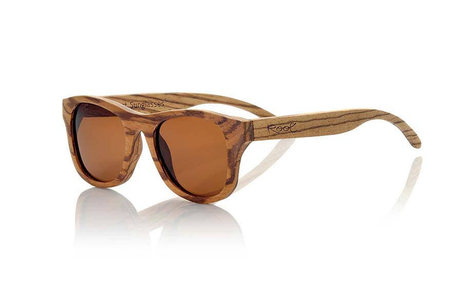 Gafas de Madera Natural de Zebrano NEGEV. Las gafas de sol Negev están fabricadas en madera de Zebra natural, modelo clásico de medida estándar apto para hombres y mujeres realizado en una espectacular madera como lo es la madera de zebra. De serie con lentes  grises, marrones o amarillo REVO. Te van a encantar. Medida frontal: 143x47mm Venta al Por Mayor y Detalle | Root Sunglasses® 