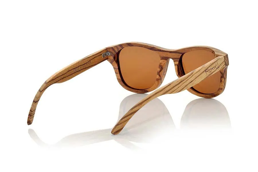 Gafas de Madera Natural de Zebrano NEGEV. Las gafas de sol Negev están fabricadas en madera de Zebra natural, modelo clásico de medida estándar apto para hombres y mujeres realizado en una espectacular madera como lo es la madera de zebra. De serie con lentes  grises, marrones o amarillo REVO. Te van a encantar. Medida frontal: 143x47mm Venta al Por Mayor y Detalle | Root Sunglasses® 