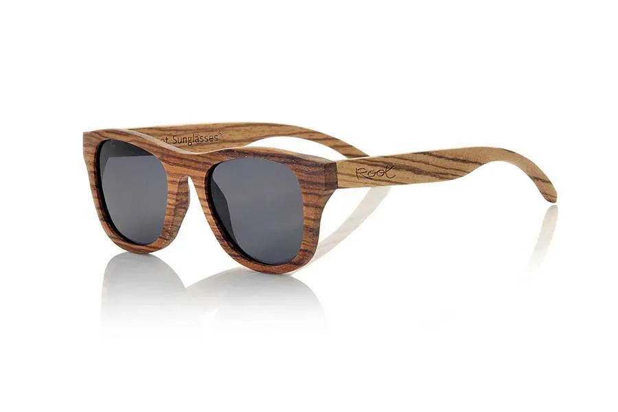 Gafas de Madera Natural de Zebrano NEGEV. Las gafas de sol Negev están fabricadas en madera de Zebra natural, modelo clásico de medida estándar apto para hombres y mujeres realizado en una espectacular madera como lo es la madera de zebra. De serie con lentes  grises, marrones o amarillo REVO. Te van a encantar. Medida frontal: 143x47mm Venta al Por Mayor y Detalle | Root Sunglasses® 