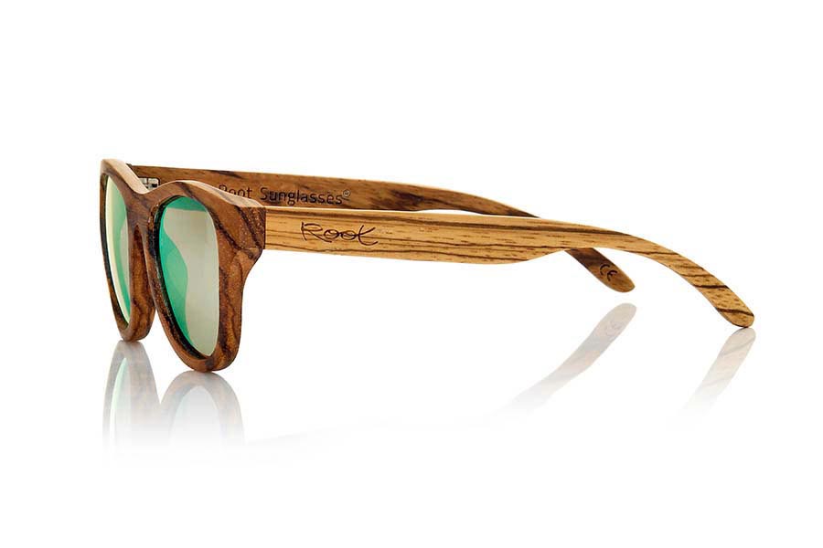 Gafas de Madera Natural de Zebrano NEGEV. Las gafas de sol Negev están fabricadas en madera de Zebra natural, modelo clásico de medida estándar apto para hombres y mujeres realizado en una espectacular madera como lo es la madera de zebra. De serie con lentes  grises, marrones o amarillo REVO. Te van a encantar. Medida frontal: 143x47mm Venta al Por Mayor y Detalle | Root Sunglasses® 