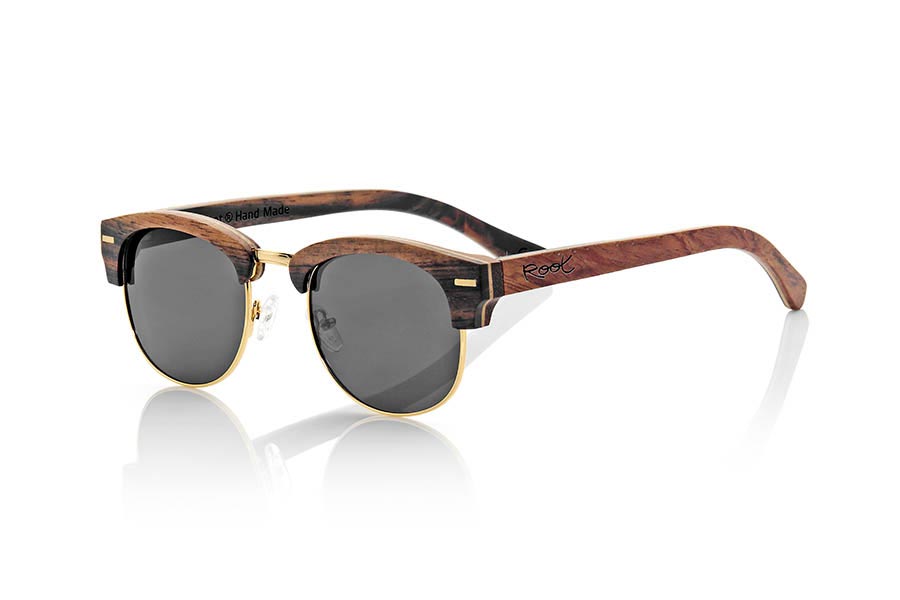 Wood eyewear of Ebony modelo ICARO. ICARO sunglasses are made of a combination of three wood, ebony, maple and rosewood combined in different layers. the front comes in ebony wood an intermediate layer of maple wood and the inside of Rosewood while on pins this pattern being rosewood on the outside and ebony wood inside is reversed. It is a unisex open lower ring with a gold standard Tanao that adapts to all kinds of faces and people model. The've combined with various types of PC lenses. Front Measure: 143x46mm | Root Sunglasses® 