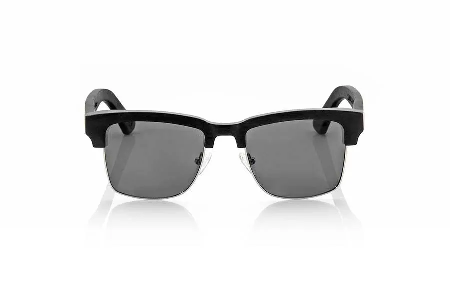Gafas de Madera Natural de Mpingo SIMILAN. Las gafas de sol SIMILAN están realizadas en una espectacular madera dura, resistente y prácticamente negra como lo es la madera de Mpingo (African Blackwood). Se trata de un modelo anguloso más rectangular abierto con el puente integrado en la madera,  el aro en colores plata y pads ajustables. Te sorprenderá la belleza de la madera y sus formas angulosas. Medida frontal: 142x42mm Venta al Por Mayor y Detalle | Root Sunglasses® 