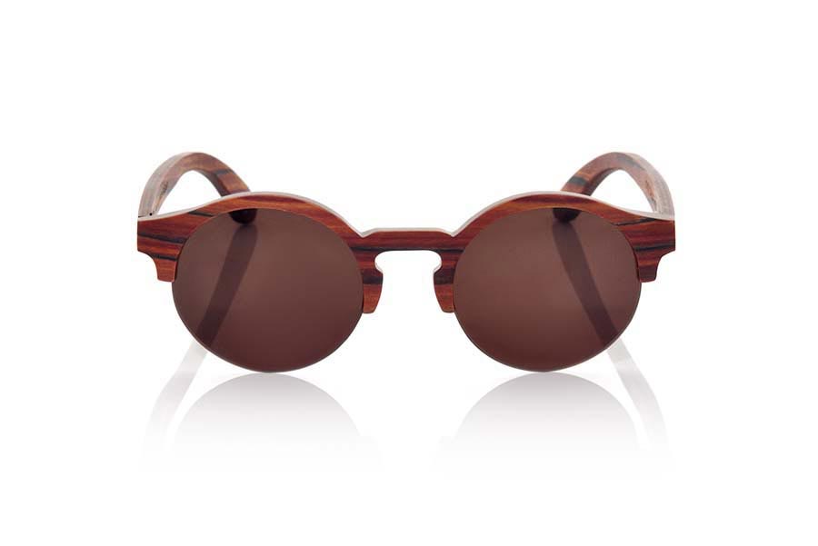 Gafas de Madera Natural de Palisandro QINN. Las gafas de sol QINN están realizadas en madera de Sándalo laminada, se trata de un modelo redondeado abierto de líneas sutiles donde la lente es protagonista, el puente está integrado en la madera, te sorprenderá la belleza de la madera y color rojizo y sus suaves líneas: Medida frontal: 144x51mm Venta al Por Mayor y Detalle | Root Sunglasses® 