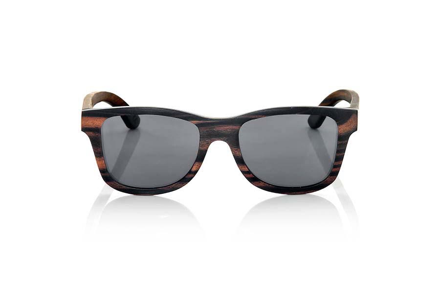 Gafas de Madera Natural de Ébano DANAKIL. Las gafas de sol DANAKIL están realizadas en madera de ébano maciza con una fina lámina de aluminio intercalada en la montura lo que aporta a este modelo, además de un atractivo toque metálico en el lateral que combinado con esta preciosa madera le confiere un plus de elegancia, un extra de resistencia y permite que la montura sea más fina quedando en aproximadamente 4,5mm de espesor. Las DANAKIL son un modelo algo sobre dimensionado queda estupendamente en cara anchas o más redondas. Te sorprenderá la belleza de la madera su elegante toque metálico en los laterales y su montura fina. Las gafas de sol DANAKIL incluyen  un práctico estuche plegable que mantiene tus gafas seguras cuando están en su interior y ocupa muy poco espacio cuando está plegado.  Medida frontal: 147x50mm Venta al Por Mayor y Detalle | Root Sunglasses® 