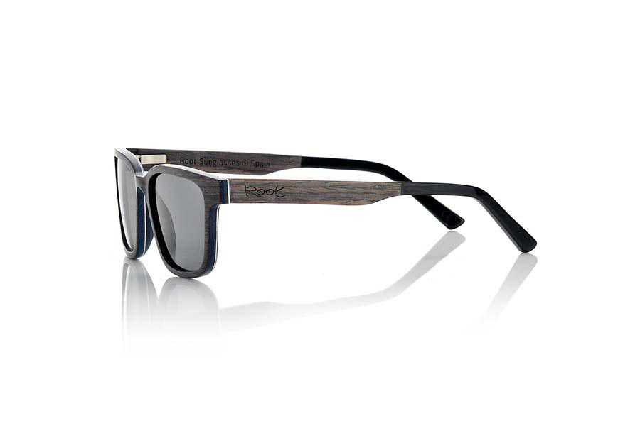 Wood eyewear of Black Walnut SANDY. SANDY sunglasses are a unique and elegant model. Made with very thin sheets of black walnut wood, these glasses incorporate a very thin sheet of aluminum between the sheets of wood on the front. The result is an ultra-thin spectacle only 3.8mm thick and ultra-light, weighing only 16 grams. In addition, the aluminum reinforcement gives it extra resistance and a very elegant metallic touch on the sides. The temples are finished in quality acetate, which allows them to be adjusted if necessary. You will be surprised by the beauty of the wood and its sexy angular lines, they also <b>have a system for mounting prescription lenses</b>. Front measurement of 139x43mm for Wholesale & Retail | Root Sunglasses® 