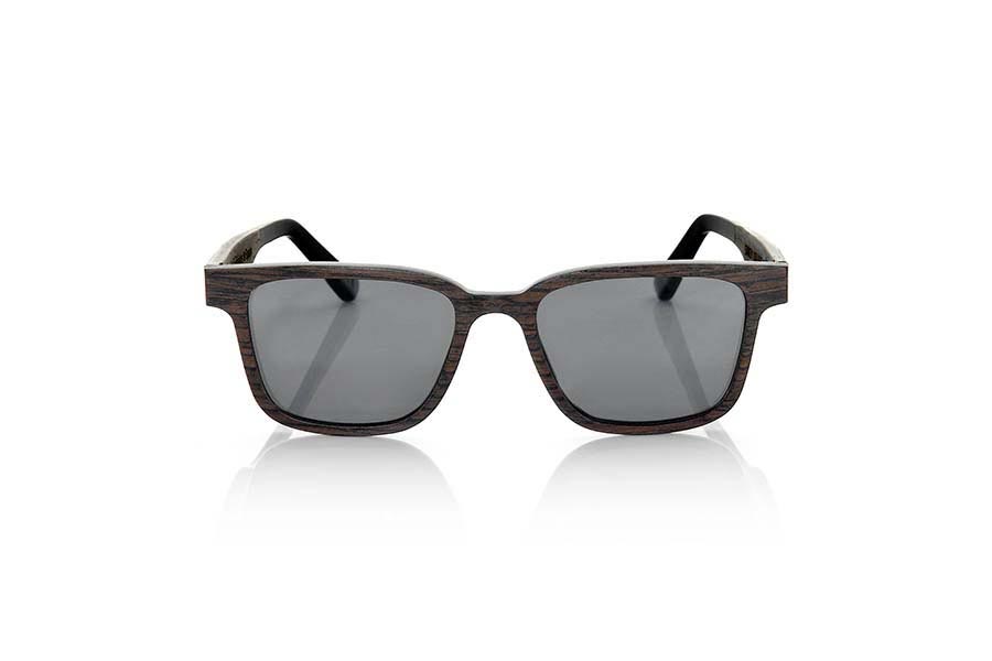 Gafas de Madera Natural de Nogal Negro SANDY. Las gafas de sol SANDY son un modelo único y elegante. Fabricadas con finísimas láminas de madera de nogal negro, estas gafas incorporan una lámina muy fina de aluminio entre las láminas de madera del frontal. El resultado es una gafa ultra fina de solo 3.8mm de espesor y ultra ligera, con solo 16 gramos de peso. Además, el refuerzo de aluminio le aporta un plus de resistencia y un toque metálico en los laterales muy elegante. Las varillas están terminadas en acetato de calidad, lo que permite su ajuste en caso de ser necesario. Te sorprenderá la belleza de la madera y sus sexys líneas angulosas, también <b>disponen de un sistema para montar lentes graduadas</b>. Medida frontal de 139x43mm



 Venta al Por Mayor y Detalle | Root Sunglasses® 