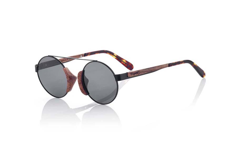 Gafas de Madera Natural de Palisandro modelo ATACAMA. Las gafas de sol ATACAMA son muy livianas y sutiles y han sido fabricadas con varilla metálica lacada en negro y madera de palisandro natural. Las Atacama hablan por si mismas, elegantes ultra ligeras y muy cómodas, te encantarán si te gustan las gafas redondas. Medida frontal: 126x50mm | Root Sunglasses®