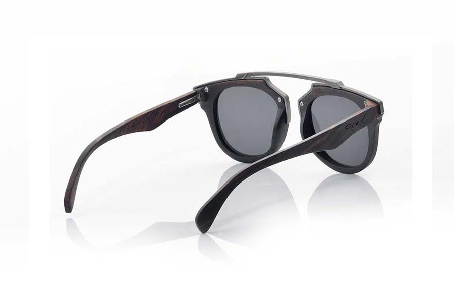 Wood eyewear of Ebony TENERE. The TENERE sunglasses are manufactured in natural ebony with grey metallic trim on the bridge. Spectacular unisex model made of a hardwood that combines perfectly with a sophisticated model, as does the front measure TENERE: 146x52mm for Wholesale & Retail | Root Sunglasses® 