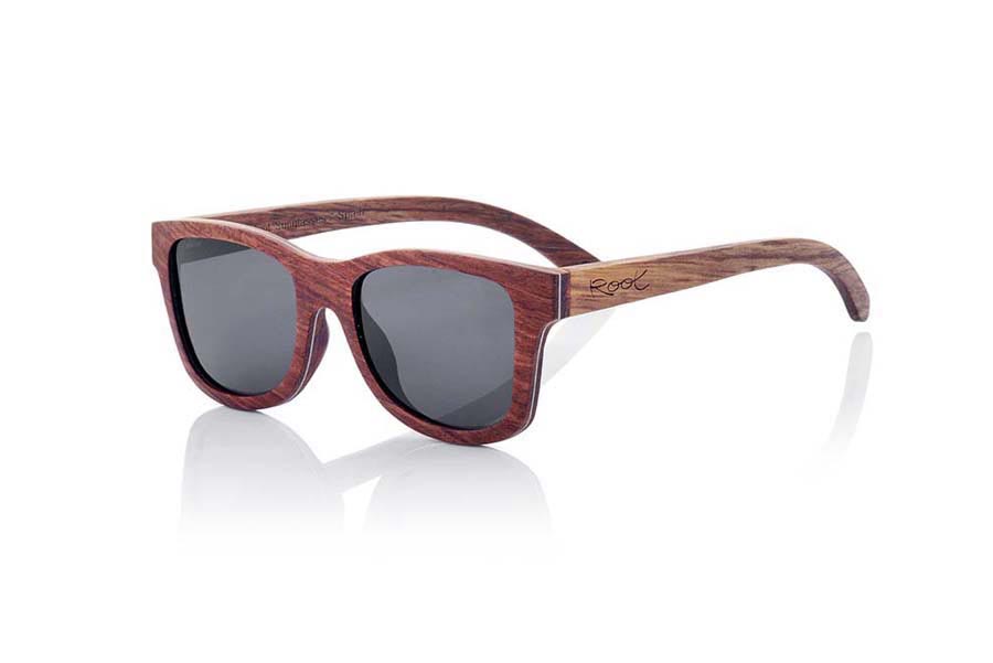 Wood eyewear of Rosewood CORO. CORO sunglasses are made in solid ROSEWOOD with a thin layer of aluminum sandwiched into the mount that contributes to this model, in addition to an attractive metallic touch on the side which combined with this beautiful wood gives it a plus of elegance, an extra resistance and allows mount to be fine leaving at about 4, 5 mm thick. The DANAKIL are a model about sizing is wonderfully wide or rounder face. The beauty of the wood will surprise you with his elegant touch metal on the sides and the thin headband. Sunglasses CORO include a practical folding case that keeps your sunglasses safe when they are inside and takes up very little space when is folded.  Front size: 147x50mm for Wholesale & Retail | Root Sunglasses® 