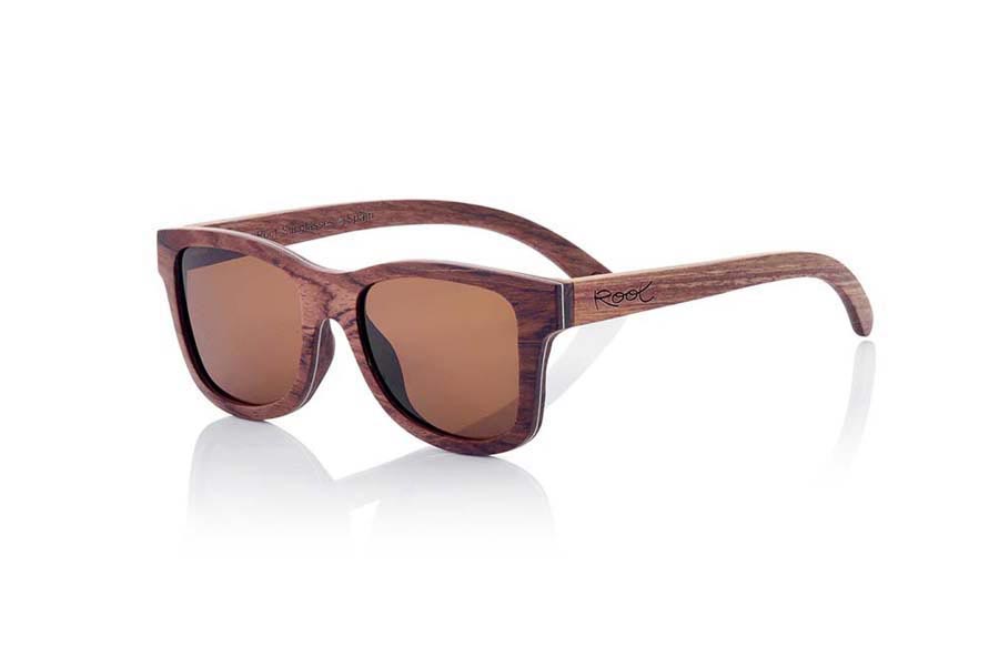 Wood eyewear of Rosewood CORO. CORO sunglasses are made in solid ROSEWOOD with a thin layer of aluminum sandwiched into the mount that contributes to this model, in addition to an attractive metallic touch on the side which combined with this beautiful wood gives it a plus of elegance, an extra resistance and allows mount to be fine leaving at about 4, 5 mm thick. The DANAKIL are a model about sizing is wonderfully wide or rounder face. The beauty of the wood will surprise you with his elegant touch metal on the sides and the thin headband. Sunglasses CORO include a practical folding case that keeps your sunglasses safe when they are inside and takes up very little space when is folded.  Front size: 147x50mm for Wholesale & Retail | Root Sunglasses® 