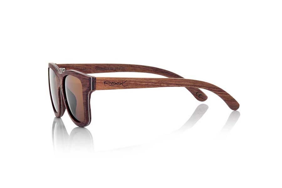 Wood eyewear of Rosewood CORO. CORO sunglasses are made in solid ROSEWOOD with a thin layer of aluminum sandwiched into the mount that contributes to this model, in addition to an attractive metallic touch on the side which combined with this beautiful wood gives it a plus of elegance, an extra resistance and allows mount to be fine leaving at about 4, 5 mm thick. The DANAKIL are a model about sizing is wonderfully wide or rounder face. The beauty of the wood will surprise you with his elegant touch metal on the sides and the thin headband. Sunglasses CORO include a practical folding case that keeps your sunglasses safe when they are inside and takes up very little space when is folded.  Front size: 147x50mm for Wholesale & Retail | Root Sunglasses® 