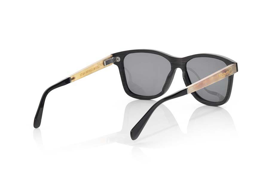 Gafas de Madera Natural de Ébano UTAH. Las gafas de sol UTAH están fabricadas en madera de Ébano y Cuerno de búfalo de agua asiático. Se trata de un modelo exclusivo con el frontal fabricado en madera de ébano maziza, y las varillas fabricadas con cuerno de búfalo de agua doméstico. La terminación de las varillas en su unión están acabadas en acetato y tiene varilla interna para poder ser ajustado en caso necesario. Te sorprenderan la belleza de la madera, la exclusiva combinación con sus varillas de un material orgánico y natural y su diseño adaptable a todo tipo de caras,  Medida frontal: 140x45mm Venta al Por Mayor y Detalle | Root Sunglasses® 