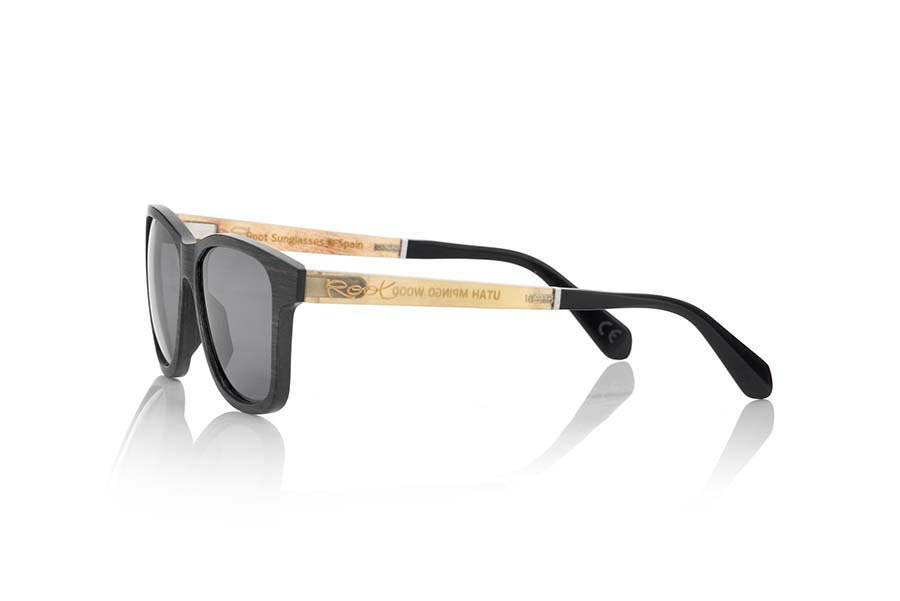 Gafas de Madera Natural de Ébano UTAH. Las gafas de sol UTAH están fabricadas en madera de Ébano y Cuerno de búfalo de agua asiático. Se trata de un modelo exclusivo con el frontal fabricado en madera de ébano maziza, y las varillas fabricadas con cuerno de búfalo de agua doméstico. La terminación de las varillas en su unión están acabadas en acetato y tiene varilla interna para poder ser ajustado en caso necesario. Te sorprenderan la belleza de la madera, la exclusiva combinación con sus varillas de un material orgánico y natural y su diseño adaptable a todo tipo de caras,  Medida frontal: 140x45mm Venta al Por Mayor y Detalle | Root Sunglasses® 