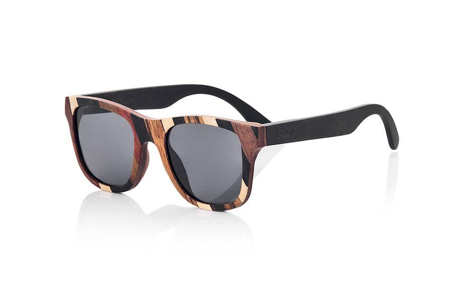 Gafas de Madera Natural de Mpingo BORACAI. Las gafas de sol BORACAI están fabricadas con una combinación de 3 maderas, Mpingo (African black wood) Nogal y madera de Zebrano. El frontal de esta gafa de formas clásicas apta para todo tipo de personas de ambos sexos muestra una combinación de estas tres maderas en un diseño diagonal. Las patillas fabricadas integramente en madera de Mpingo. Te encantará esta gafa de nuevo diseño con un toque de color natural y sus patillas de esta madera natural prácticamente negra con un veteado sutil y elegante. Medida frontal: 143x51mm Venta al Por Mayor y Detalle | Root Sunglasses® 