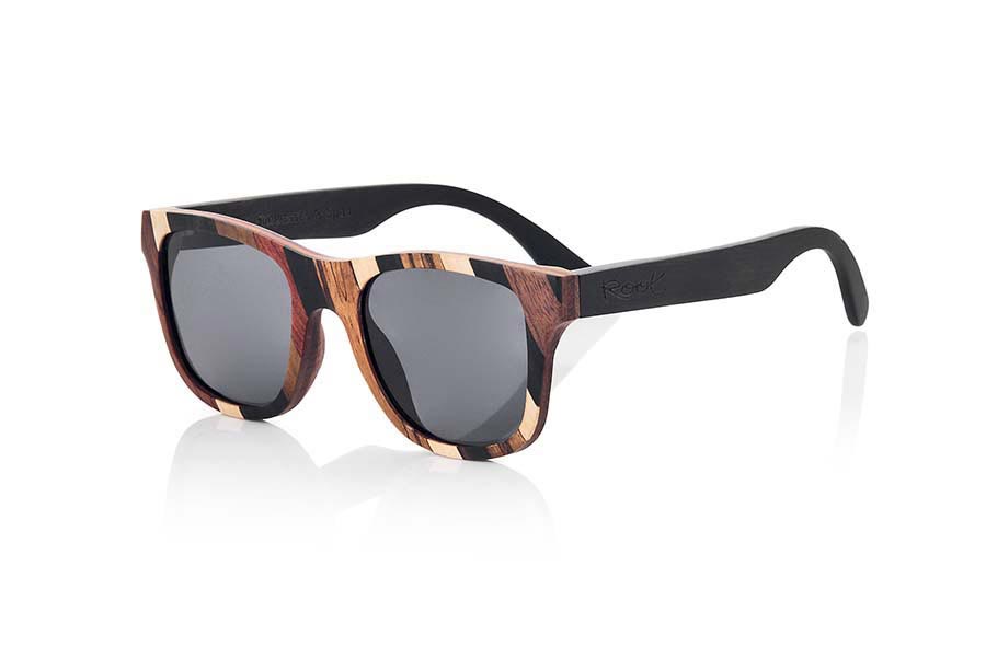 Gafas de Madera Natural de Mpingo BORACAI. Las gafas de sol BORACAI están fabricadas con una combinación de 3 maderas, Mpingo (African black wood) Nogal y madera de Zebrano. El frontal de esta gafa de formas clásicas apta para todo tipo de personas de ambos sexos muestra una combinación de estas tres maderas en un diseño diagonal. Las varillas fabricadas integramente en madera de Mpingo. Te encantará esta gafa de nuevo diseño con un toque de color natural y sus varillas de esta madera natural prácticamente negra con un veteado sutil y elegante. Medida frontal: 143x51mm Venta al Por Mayor y Detalle | Root Sunglasses® 