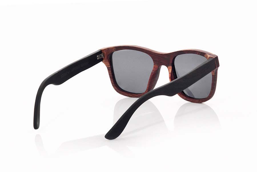 Gafas de Madera Natural de Mpingo BORACAI. Las gafas de sol BORACAI están fabricadas con una combinación de 3 maderas, Mpingo (African black wood) Nogal y madera de Zebrano. El frontal de esta gafa de formas clásicas apta para todo tipo de personas de ambos sexos muestra una combinación de estas tres maderas en un diseño diagonal. Las patillas fabricadas integramente en madera de Mpingo. Te encantará esta gafa de nuevo diseño con un toque de color natural y sus patillas de esta madera natural prácticamente negra con un veteado sutil y elegante. Medida frontal: 143x51mm Venta al Por Mayor y Detalle | Root Sunglasses® 