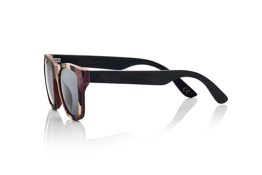 Gafas de Madera Natural de Mpingo BORACAI. Las gafas de sol BORACAI están fabricadas con una combinación de 3 maderas, Mpingo (African black wood) Nogal y madera de Zebrano. El frontal de esta gafa de formas clásicas apta para todo tipo de personas de ambos sexos muestra una combinación de estas tres maderas en un diseño diagonal. Las patillas fabricadas integramente en madera de Mpingo. Te encantará esta gafa de nuevo diseño con un toque de color natural y sus patillas de esta madera natural prácticamente negra con un veteado sutil y elegante. Medida frontal: 143x51mm Venta al Por Mayor y Detalle | Root Sunglasses® 