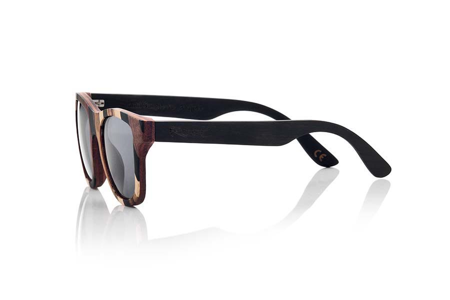 Gafas de Madera Natural de Mpingo BORACAI. Las gafas de sol BORACAI están fabricadas con una combinación de 3 maderas, Mpingo (African black wood) Nogal y madera de Zebrano. El frontal de esta gafa de formas clásicas apta para todo tipo de personas de ambos sexos muestra una combinación de estas tres maderas en un diseño diagonal. Las varillas fabricadas integramente en madera de Mpingo. Te encantará esta gafa de nuevo diseño con un toque de color natural y sus varillas de esta madera natural prácticamente negra con un veteado sutil y elegante. Medida frontal: 143x51mm Venta al Por Mayor y Detalle | Root Sunglasses® 