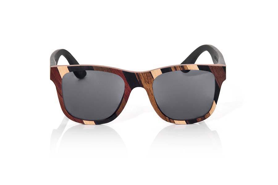 Gafas de Madera Natural de Mpingo BORACAI. Las gafas de sol BORACAI están fabricadas con una combinación de 3 maderas, Mpingo (African black wood) Nogal y madera de Zebrano. El frontal de esta gafa de formas clásicas apta para todo tipo de personas de ambos sexos muestra una combinación de estas tres maderas en un diseño diagonal. Las patillas fabricadas integramente en madera de Mpingo. Te encantará esta gafa de nuevo diseño con un toque de color natural y sus patillas de esta madera natural prácticamente negra con un veteado sutil y elegante. Medida frontal: 143x51mm Venta al Por Mayor y Detalle | Root Sunglasses® 