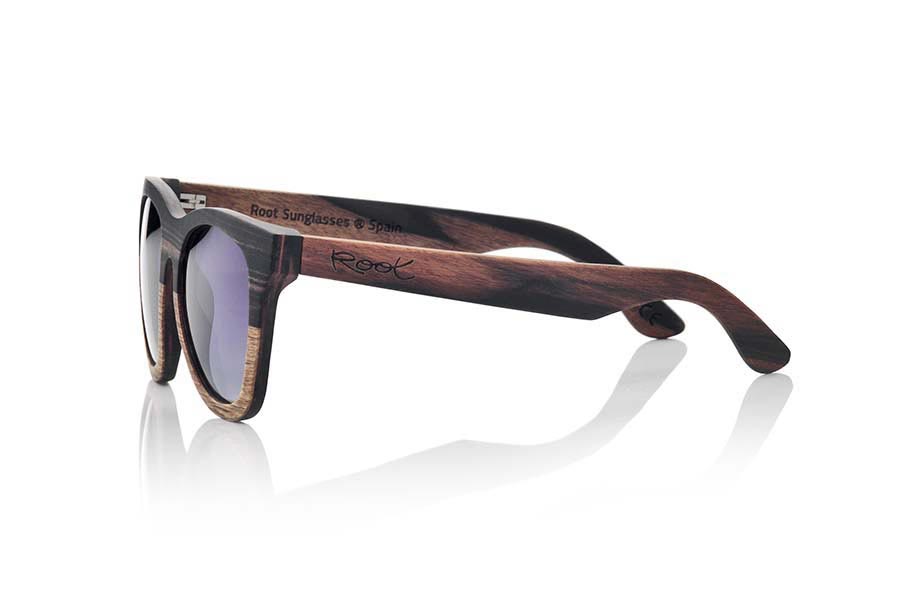 Wood eyewear of Ebony MOOREA. MOOREA sunglasses are manufactured with a combination of 2 Woods, wood of ebony and DuWood. The front of this classical forms a little rounded glass suitable for all kinds of people of both sexes has a combination of these two Woods in a vertical design showing the most dark wood such as ebony wood on the top and wood Du, a similar to Oak wood clear wood shown in the lower part of the front. The pins are manufactured entirely in ebony wood. You will be surprised the elegance of this model back design. Front size: 145x54mm for Wholesale & Retail | Root Sunglasses® 