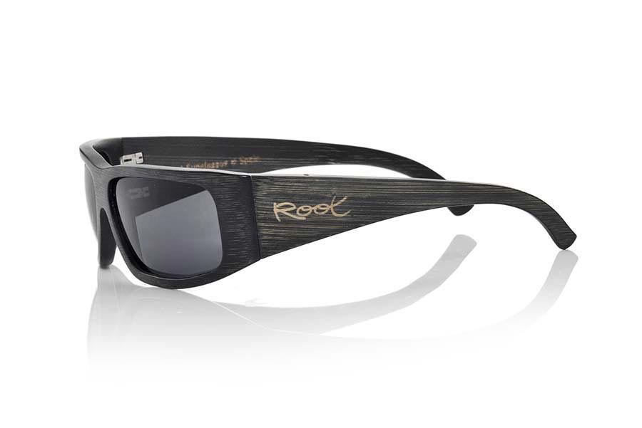 Gafas de Madera Natural de Bambú FUNK. Las gafas de sol FUNK están fabricadas en madera de bambú tintada en tonos marrón oscuro. El frontal de esta gafa está curvado de forma que cubre toda la cara es de diseño defortivo y es apta para todo tipo de personas de ambos sexos.  Las varillas son muy anchas de manera que cubran la mayor parte de la cara están realizadas en madera de bmbú maciza tintada en tonos marrón oscuro. Te sorprenderá la ligereza de esta gafa, sus resistencia y la combinación de lentes. Medida frontal: 150x47mm Venta al Por Mayor y Detalle | Root Sunglasses® 