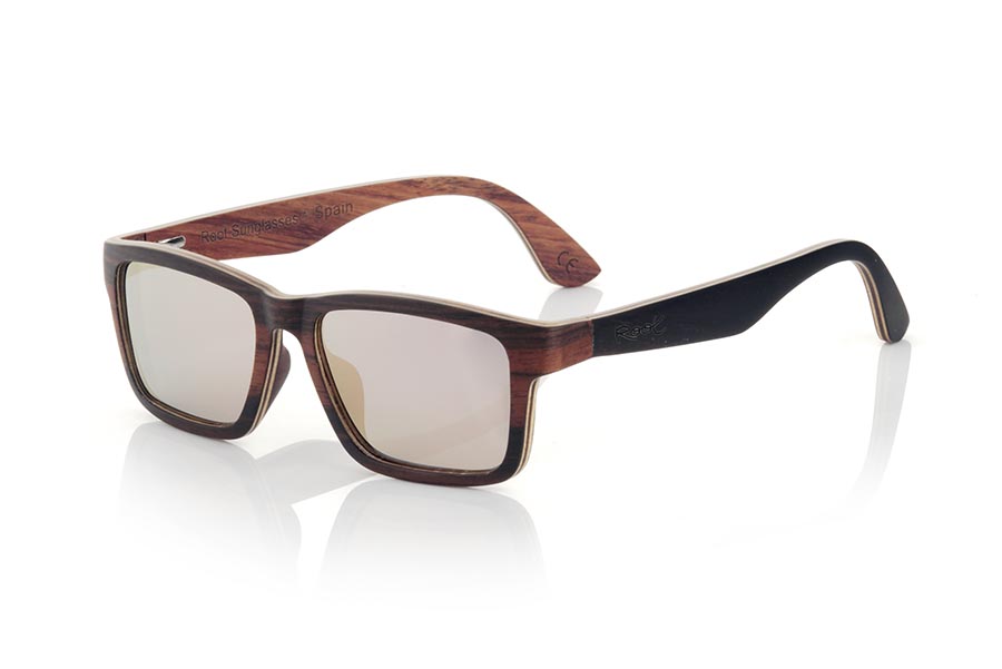 Wood eyewear of ebony modelo DEVON. DEVON sunglasses are made of ebony wood Maple and Padauk combined, is a model of classical lines and a smaller size where the hinge pins arises in advance in the same and the sheets of wood at a 90 ° angle will surprise you the combination of Woods its careful completion, their form and the range of available lenses. Front size: 143x42mm | Root Sunglasses® 