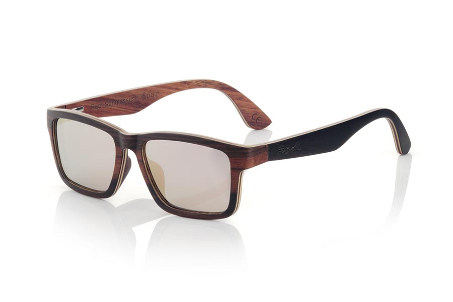 Gafas de Madera Natural de ebony DEVON. Las gafas de sol DEVON están fabricadas en madera de Ébano arce y Padauk combinadas, es un modelo de líneas clásicas y un tamaño más reducido donde la bisagra de las varillas se presenta adelantado en el mismas y las láminas de madera formando un angulo de 90º Te sorprenderá la combinación de maderas su cuidada terminación, su forma y la variedad de lentes disponibles. Medida frontal: 143x42mm Venta al Por Mayor y Detalle | Root Sunglasses® 