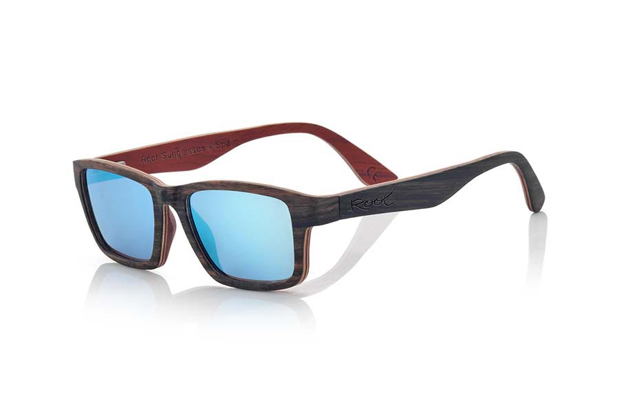 Gafas de Madera Natural de ebony modelo DEVON. Las gafas de sol DEVON están fabricadas en madera de Ébano arce y Padauk combinadas, es un modelo de líneas clásicas y un tamaño más reducido donde la bisagra de las patillas se presenta adelantado en el mismas y las láminas de madera formando un angulo de 90º Te sorprenderá la combinación de maderas su cuidada terminación, su forma y la variedad de lentes disponibles. Medida frontal: 143x42mm | Root Sunglasses®