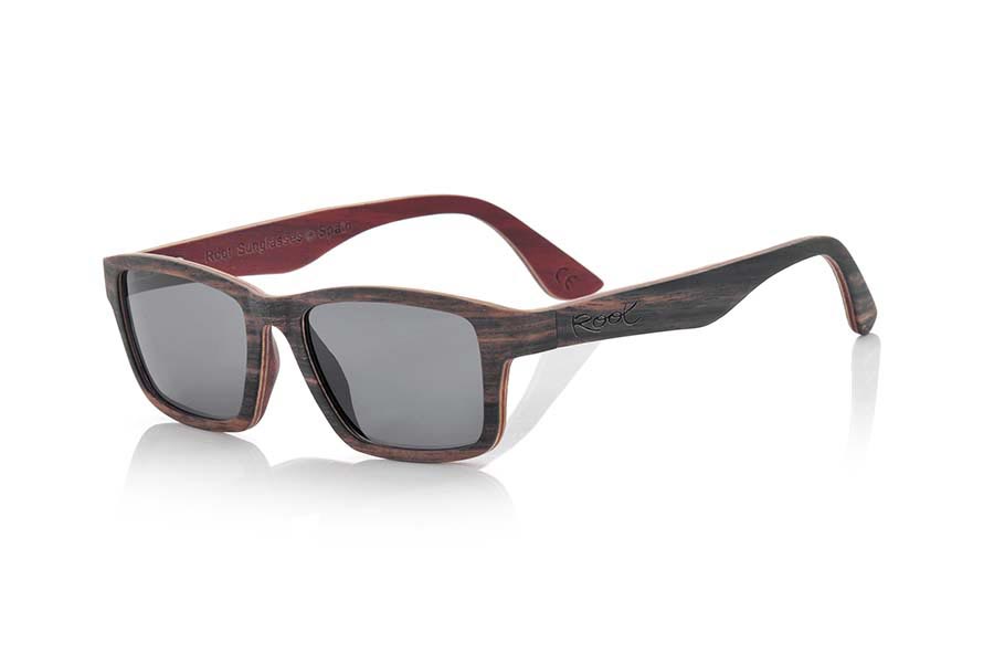 Gafas de Madera Natural de ebony DEVON. Las gafas de sol DEVON están fabricadas en madera de Ébano arce y Padauk combinadas, es un modelo de líneas clásicas y un tamaño más reducido donde la bisagra de las varillas se presenta adelantado en el mismas y las láminas de madera formando un angulo de 90º Te sorprenderá la combinación de maderas su cuidada terminación, su forma y la variedad de lentes disponibles. Medida frontal: 143x42mm Venta al Por Mayor y Detalle | Root Sunglasses® 