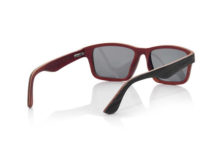 Gafas de Madera Natural de ebony DEVON. Las gafas de sol DEVON están fabricadas en madera de Ébano arce y Padauk combinadas, es un modelo de líneas clásicas y un tamaño más reducido donde la bisagra de las varillas se presenta adelantado en el mismas y las láminas de madera formando un angulo de 90º Te sorprenderá la combinación de maderas su cuidada terminación, su forma y la variedad de lentes disponibles. Medida frontal: 143x42mm Venta al Por Mayor y Detalle | Root Sunglasses® 