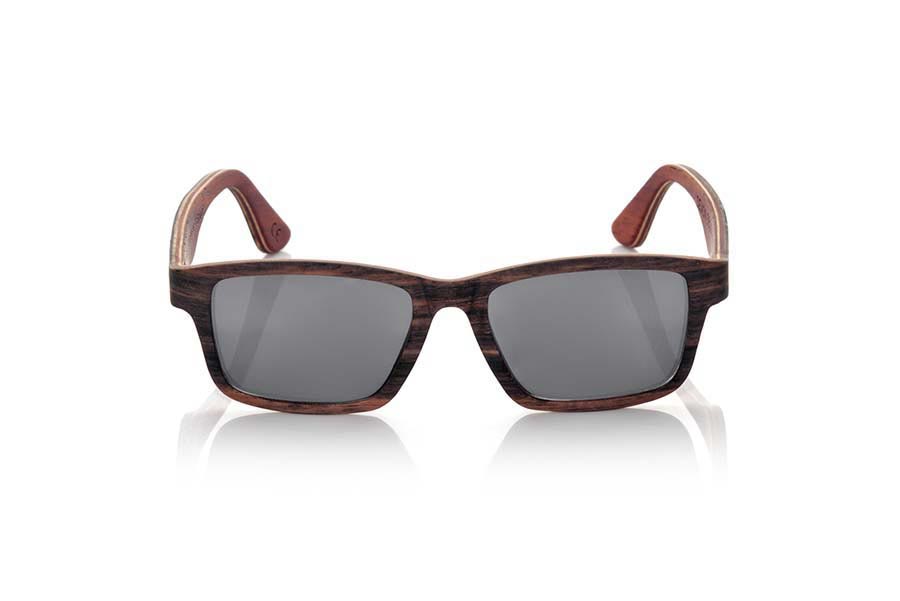 Gafas de Madera Natural de ebony DEVON. Las gafas de sol DEVON están fabricadas en madera de Ébano arce y Padauk combinadas, es un modelo de líneas clásicas y un tamaño más reducido donde la bisagra de las varillas se presenta adelantado en el mismas y las láminas de madera formando un angulo de 90º Te sorprenderá la combinación de maderas su cuidada terminación, su forma y la variedad de lentes disponibles. Medida frontal: 143x42mm Venta al Por Mayor y Detalle | Root Sunglasses® 