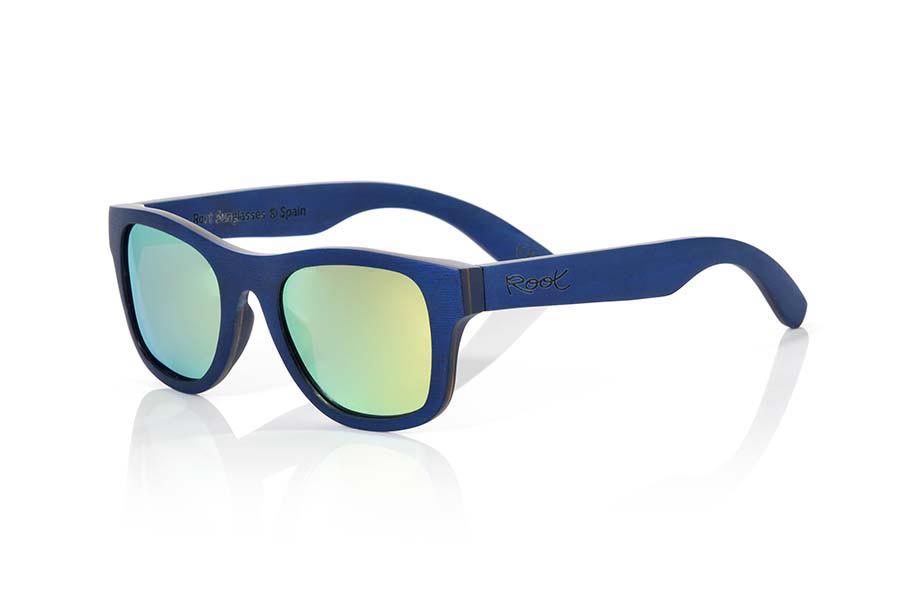 Gafas de Madera Natural de Laminada MARAJO. Las gafas de sol MARAJO están fabricadas en madera laminada de arce skateboard cada una de las diferentes láminas que componen su estructura han sido tintadas. El frontal de esta gafa se presenta en tonos azul oscuro tato en el interiorcomo en el exterior en la zona central de la estructura se ha intercalado una lámina en color amarillo oscuro, de formas clásicas es apta para todo tipo de personas de ambos sexos.  Las varillas en tonos azul oscuro como el frontal intercalando una lámina en tonos amarillo oscuro en la zona intermedia. Te gustará la ligereza de esta gafa, su forma y la combinación de colores. Medida frontal: 138x49mm Venta al Por Mayor y Detalle | Root Sunglasses® 